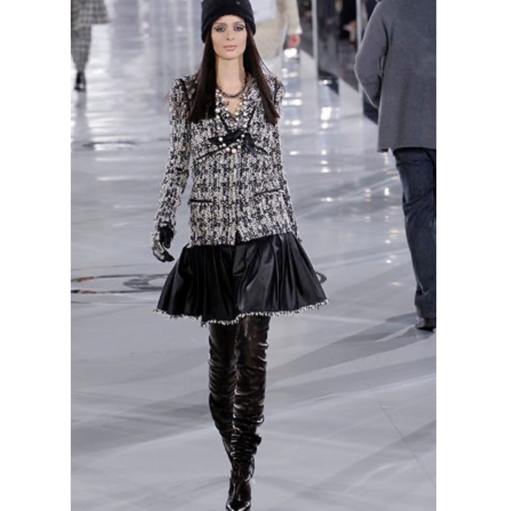 ❌NOW SOLD ❌Chanel runway 2005 fall tweed blazer - Picture 2 of 11